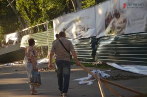 В Запорожье полиция разыскивает активистов, сломавших забор вокруг парка Яланского