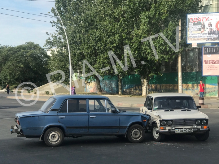 В Запорожской области на перекрестке столкнулись две легковушки - ФОТО