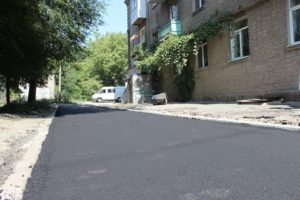 В Александровском районе Запорожья продолжают ремонтировать внутриквартальные дороги - ФОТО
