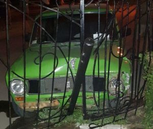В Запорожье пьяный водитель пытался скрыться от патрульных и врезался в забор - ФОТО