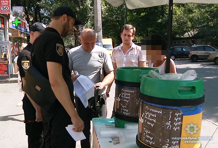 В Запорожье у уличных торговцев изъяли 82 кг овощей и кондитерских изделий