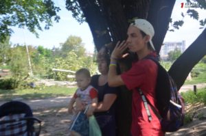 Запорожский активист в парке Яланского пристегнулся наручниками к дереву и заявил, что не позволит уничтожить парк - ФОТО, ВИДЕО