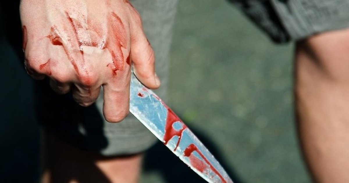 В Запорожье молодой парень ударил мужчину ножом в голову