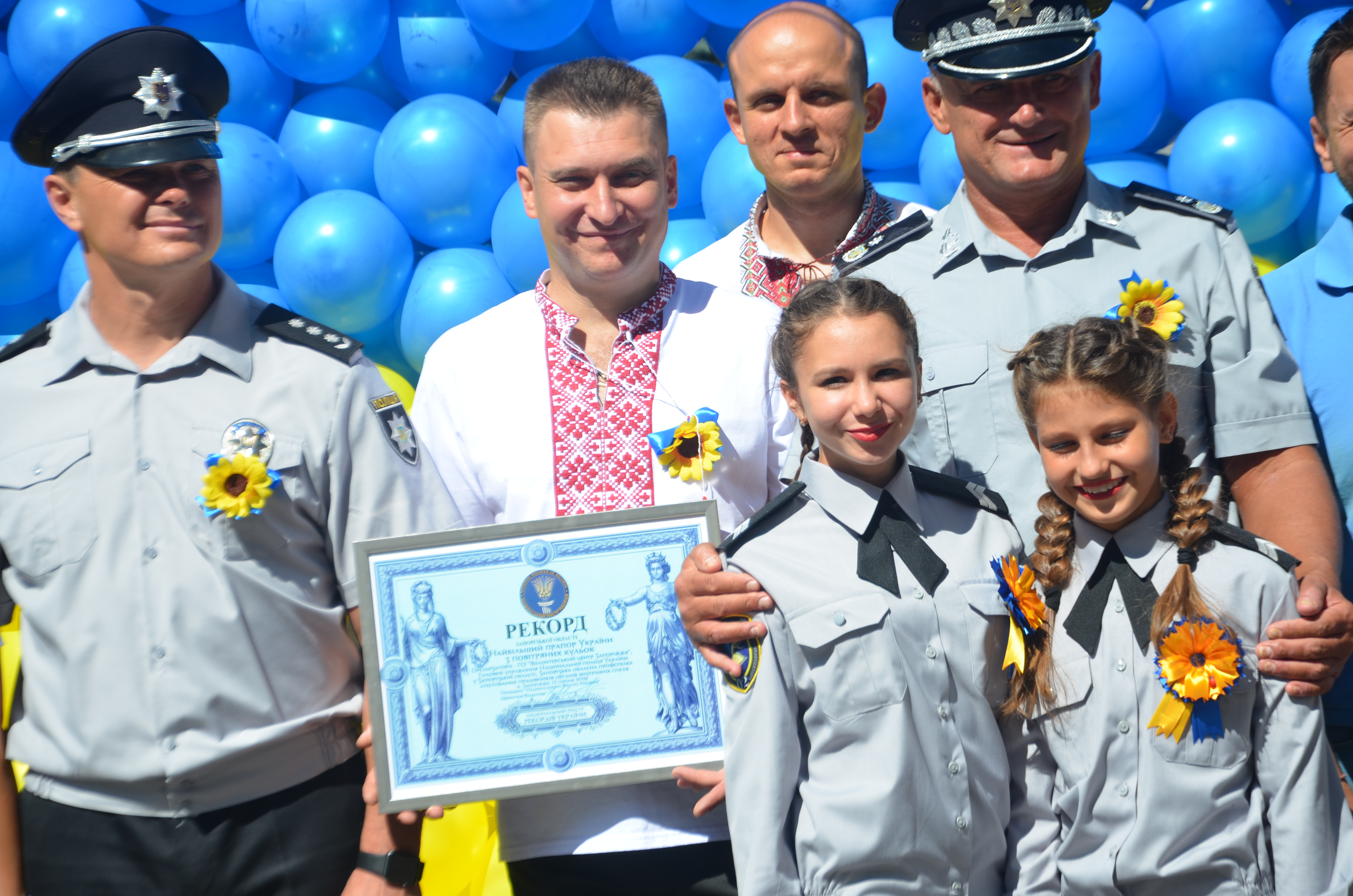 В Запорожье поставили рекорд по изготовлению наибольшего флага из воздушных шаров - ФОТО
