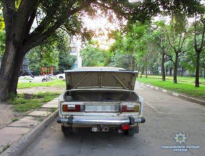 Запорожские полицейские поймали «на горячем» квартирного вора, который складировал в автомобиль похищенное добро – ФОТО
