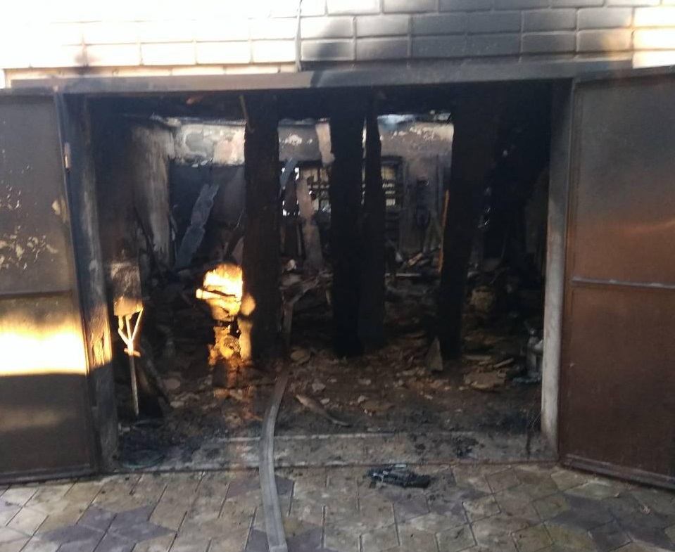 В Запорожской области горели два гаража - ФОТО