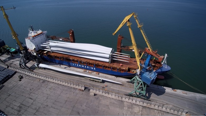 В Бердянский торговый порт доставили лопасти ветротурбин для Приморской ВЭС размером с размах крыла Boeing – ФОТО
