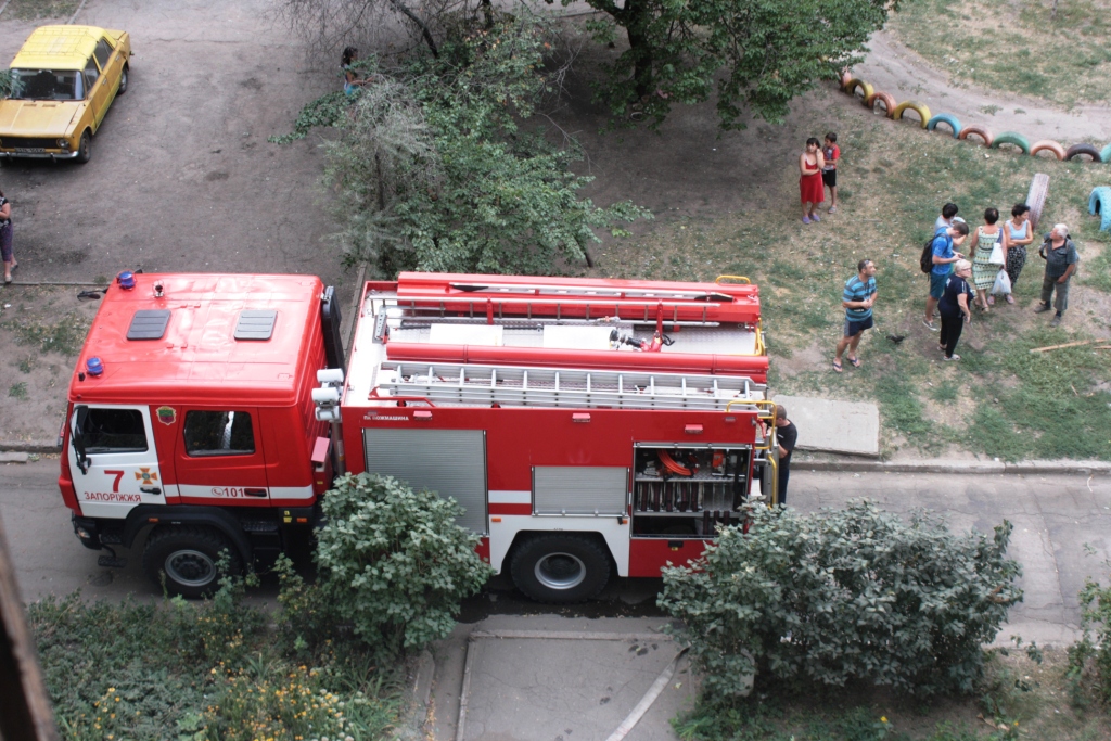 В Запорожье 24 спасателя тушили пожар в 9-этажном доме - ФОТО