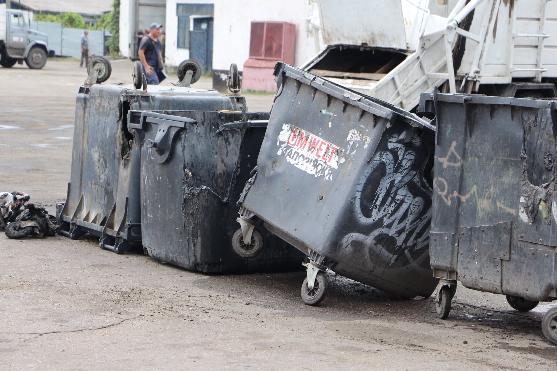 В Запорожье вандалы сожгли 38 мусорных баков: от некоторых остались одни колеса - ФОТО