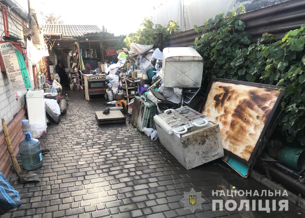 Житель Запорожья организовал дома подпольный пункт приема металлолома и алкоцех - ФОТО, ВИДЕО