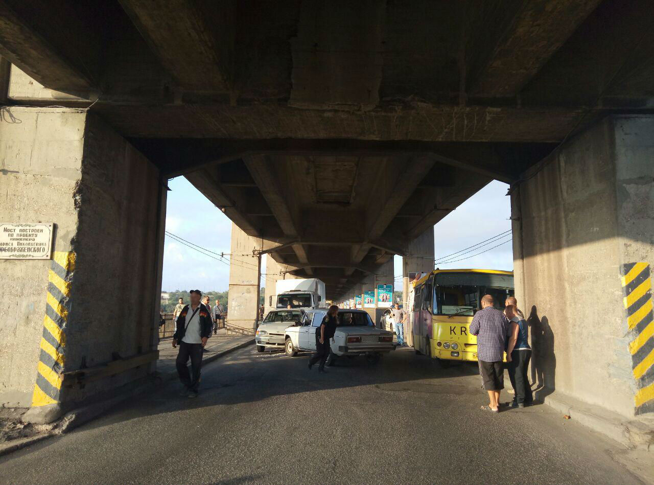 В Запорожье из-за аварии на мосту Преображенского автобус застрял в яме - ФОТО
