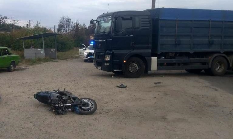 В Запорожской области фура сбила мотоцикл: трое пострадавших в больнице - ФОТО