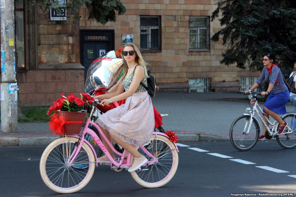 С цветами и воздушными шарами: в Запорожье девушки провели велопарад в центре города - ФОТО