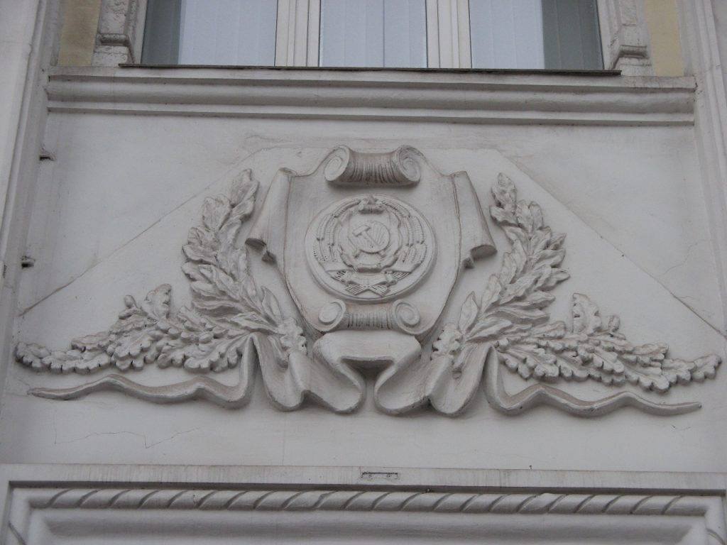 На фасаде одного из корпусов ЗНУ до сих пор красуется барельеф с коммунистической символикой – ФОТО