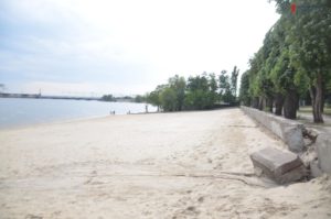 Ни техники, ни людей: в Запорожье приостановилась реконструкция Правобережного пляжа - ФОТО