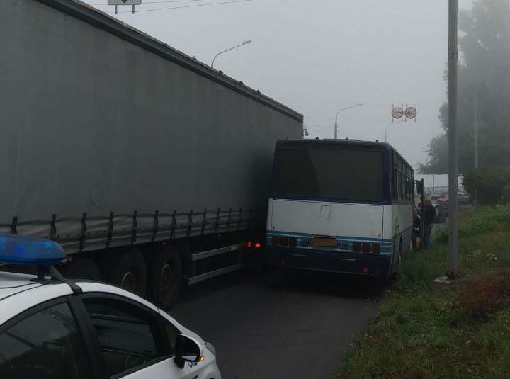 В Запорожье перед мостом Преображенского столкнулись автобус и грузовик - ФОТО