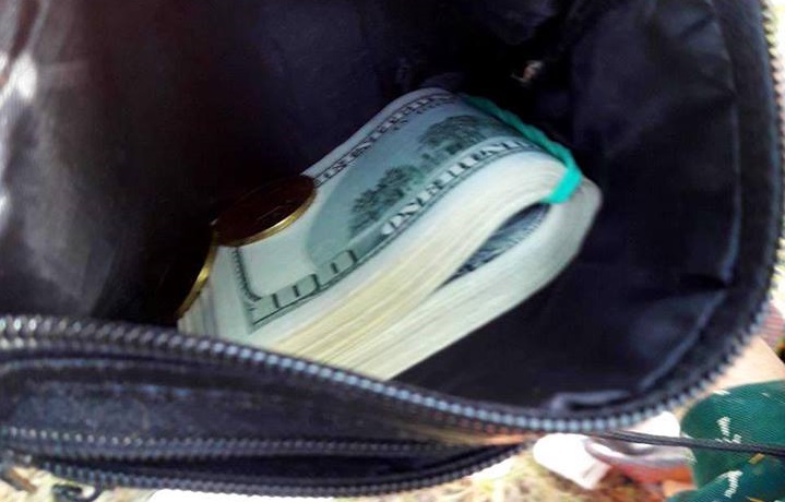 В Запорожье патрульные вернули бабушке сумку с 6300 долларов и золотом - ФОТО