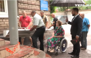 Как в Запорожье опекаются проблемами людей с инвалидностью: впервые за четыре года запорожанка вышла из собственной квартиры – ВИДЕО