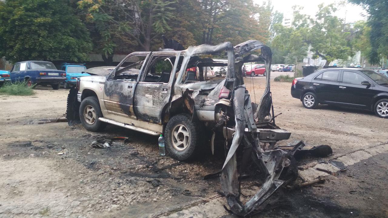 В Запорожье неизвестные ночью подожгли волонтерский автомобиль – ФОТО