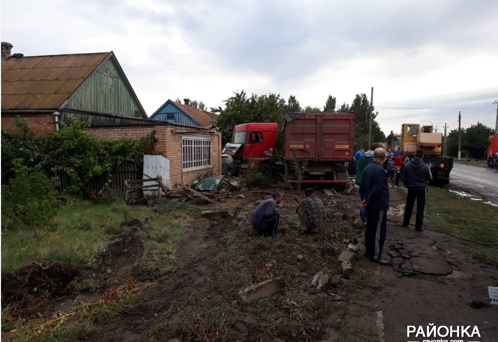 В Запорожской области фура протаранила двор частного дома – ФОТО, ВИДЕО