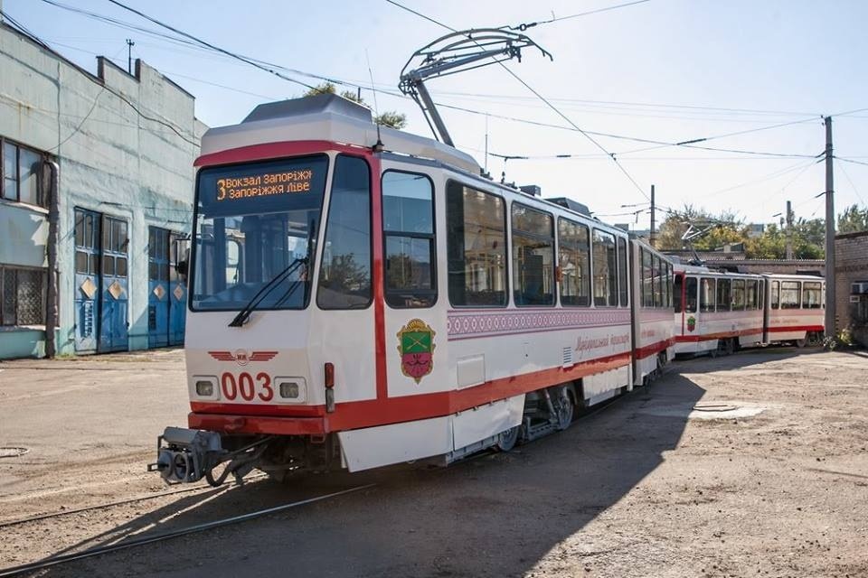 В Запорожье на линию пустили два европейских трамвайных вагона - ФОТО