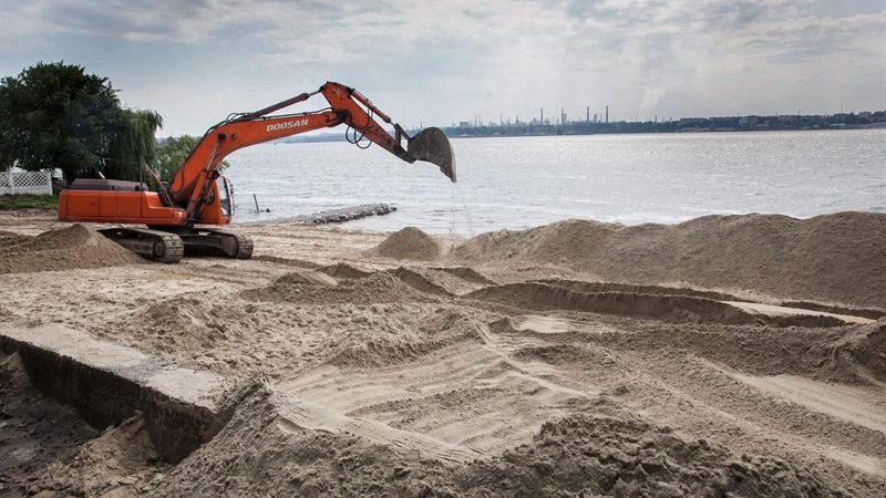 Насыпали песка и поработали волнорезом: в Запорожье так и не успели завершить первую часть реконструкции Правобережного пляжа
