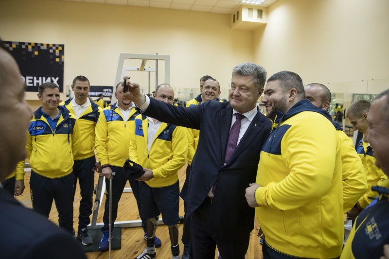 Президент «заселфился» с запорожским бойцом АТО, который будет представлять Украину на «Invictus Games» в Австралии - ФОТО