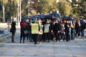 Жители Запорожья вышли на молчаливое шествие против торговли людьми - ФОТО