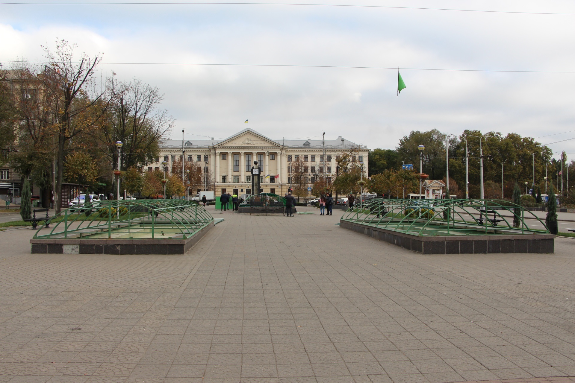 Запорожские фонтаны консервируют на зиму - ФОТО