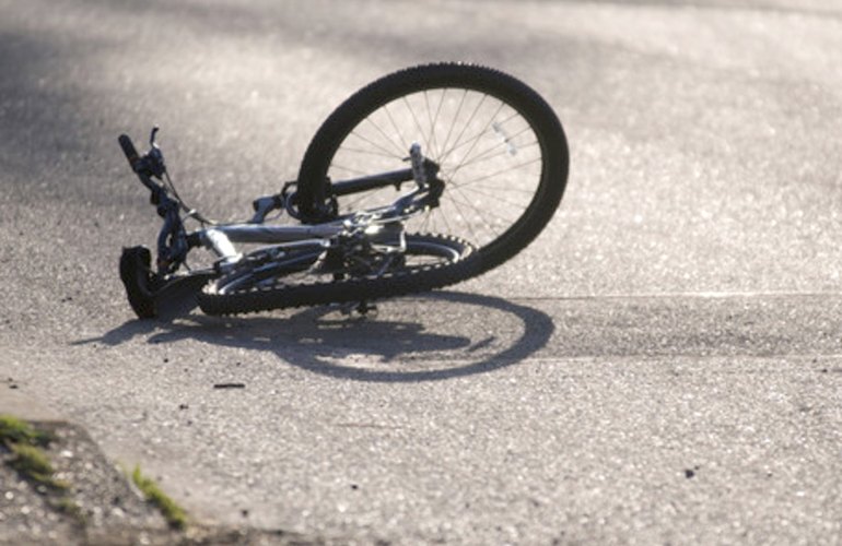 В Запорожье напротив АЗС легковушка сбила велосипедиста - ФОТО