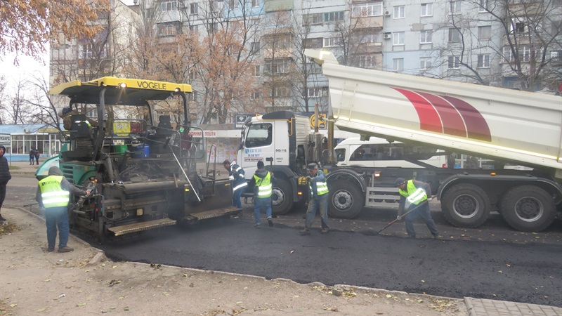 В Хортицком районе Запорожья турки ремонтируют дорогу по ул. Энтузиастов