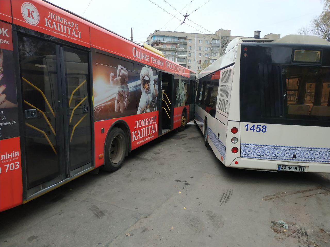 В Запорожье на Космосе столкнулись автобус и троллейбус - ФОТО