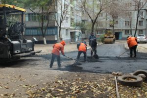 В Вознесеновском районе Запорожья ремонтируют внутриквартальные дороги - ФОТО