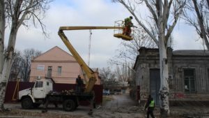 В Александровском районе Запорожья взялись за кронирование старых деревьев