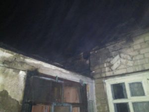 У Запорізькій області вночі горів житловий будинок: врятували жінку з дітьми - ФОТО