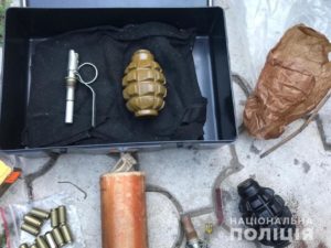 У жителя Запорожской области во время обыска изъяли арсенал оружия и боеприпасов - ФОТО