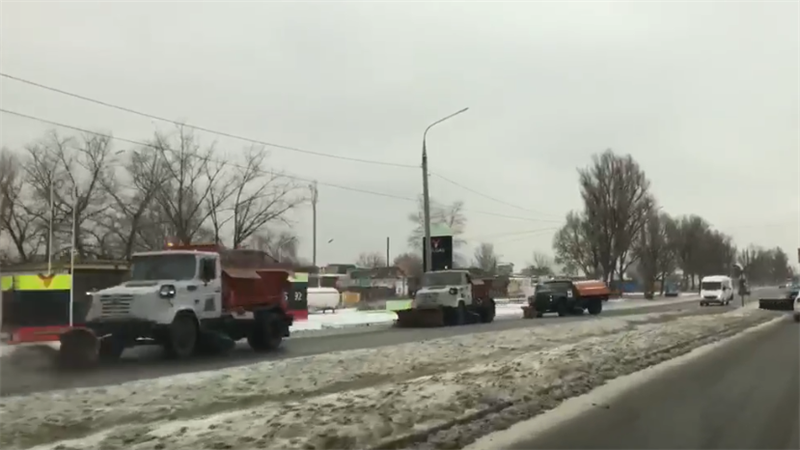 На выходных запорожские дорожники в круглосуточном режиме расчищали город от снега