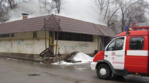 В Запорожье спасатели несколько часов тушили пожар в кафе - ФОТО