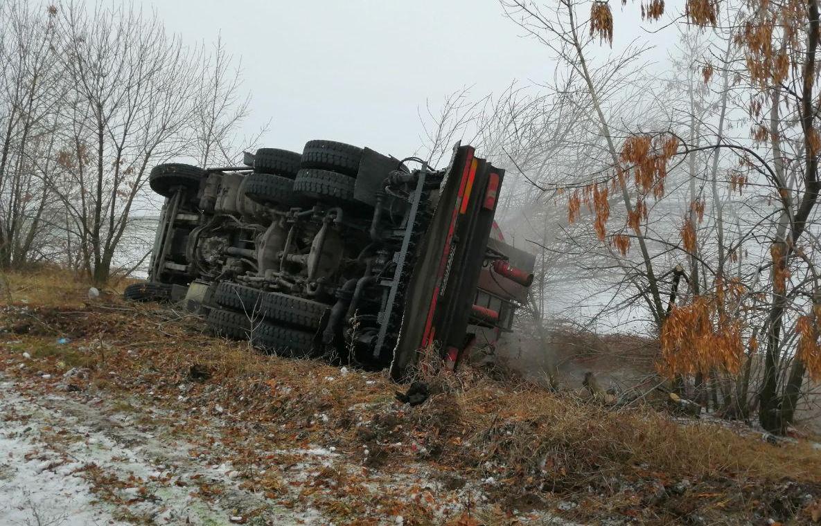 В Запорожской области на трассе перевернулся грузовик «Mercedes»: есть пострадавший - ФОТО