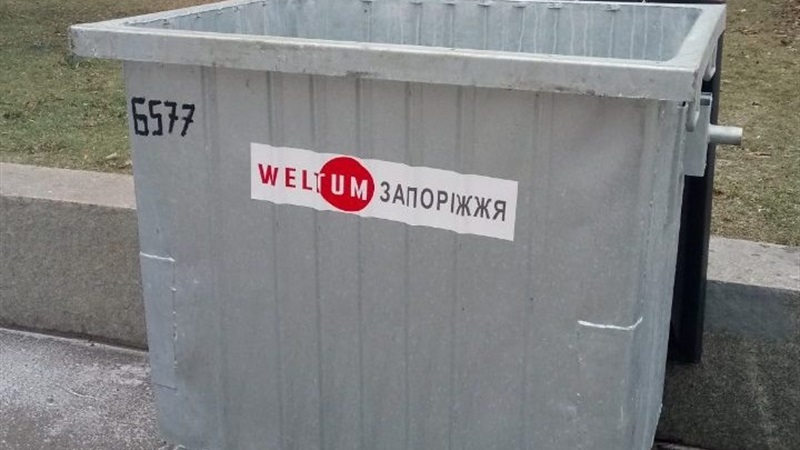 В Запорожье на время новогодних праздников на площадях установили 12 контейнеров для мусора