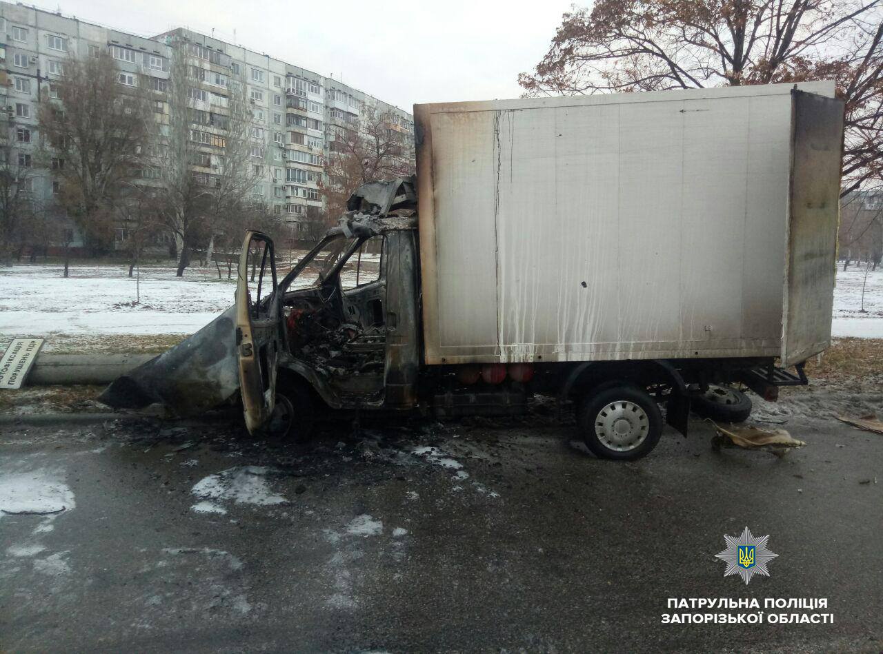 В Запорожье грузовик врезался в столб и сгорел - ФОТО