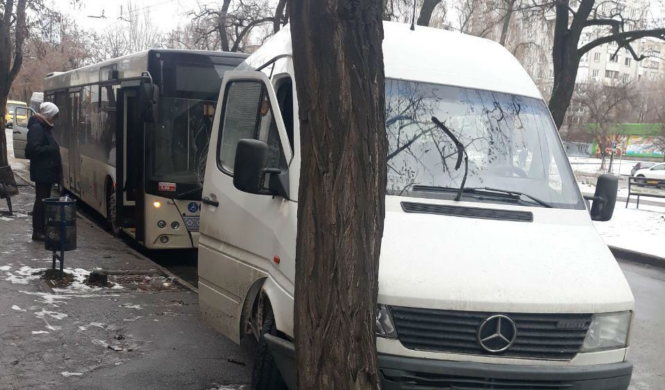 В Запорожье на остановке большой автобус протаранил маршрутку - ФОТО