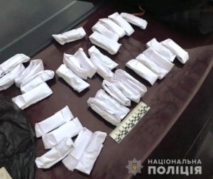 В Запорожье полицейские нашли у водителя авто «Hyundai» десятки свертков с марихуаной - ФОТО