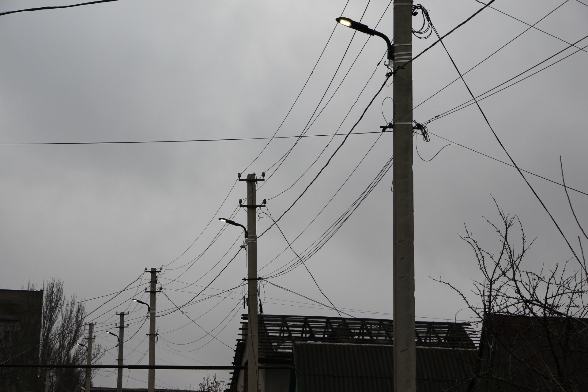 В Запорожье на одной из улиц частного сектора установили современные светодиодные светильники - ФОТО