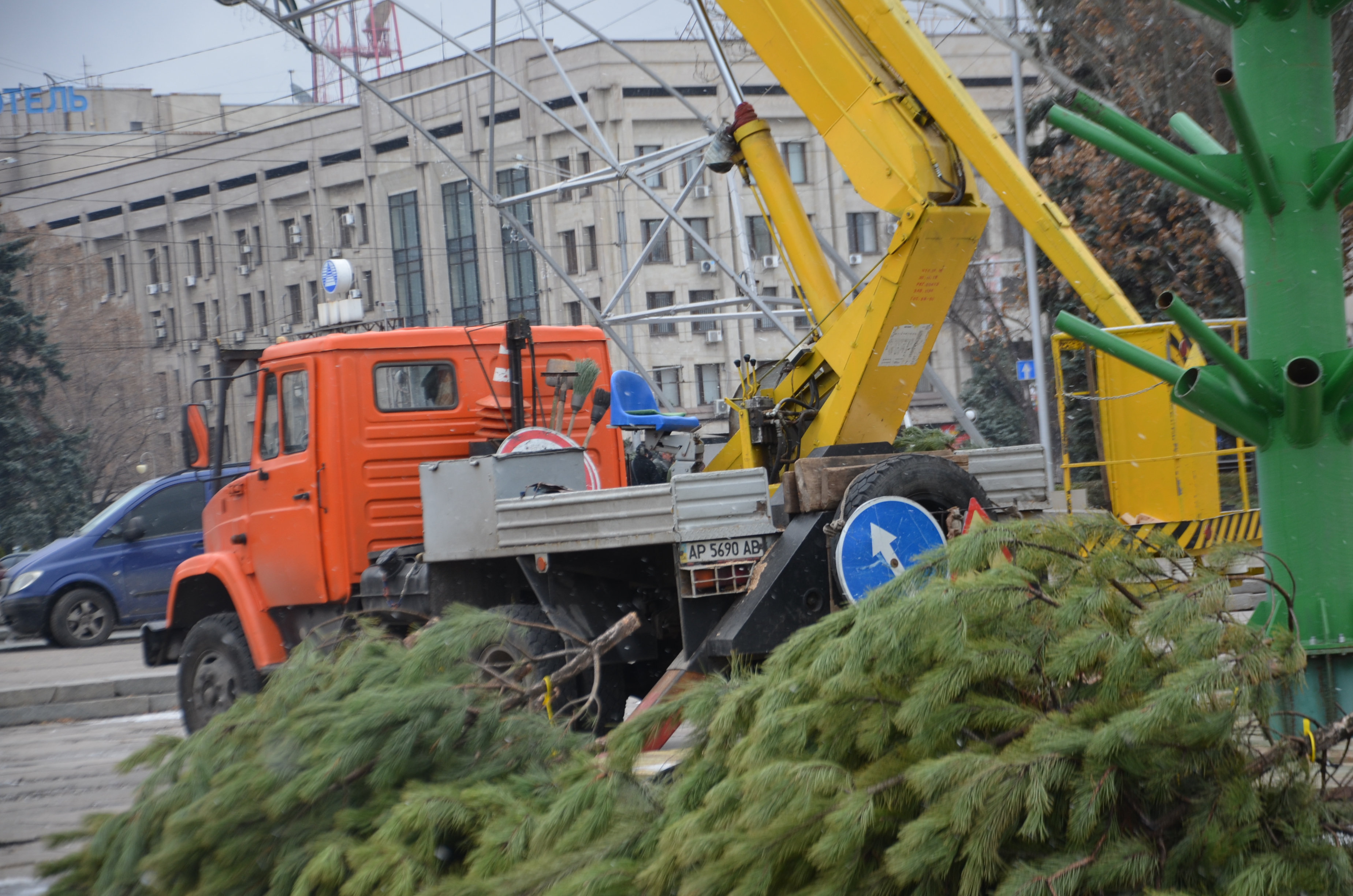 В Запорожье на площади Фестивальной коммунальщики «одевают» главную елку области – ФОТО