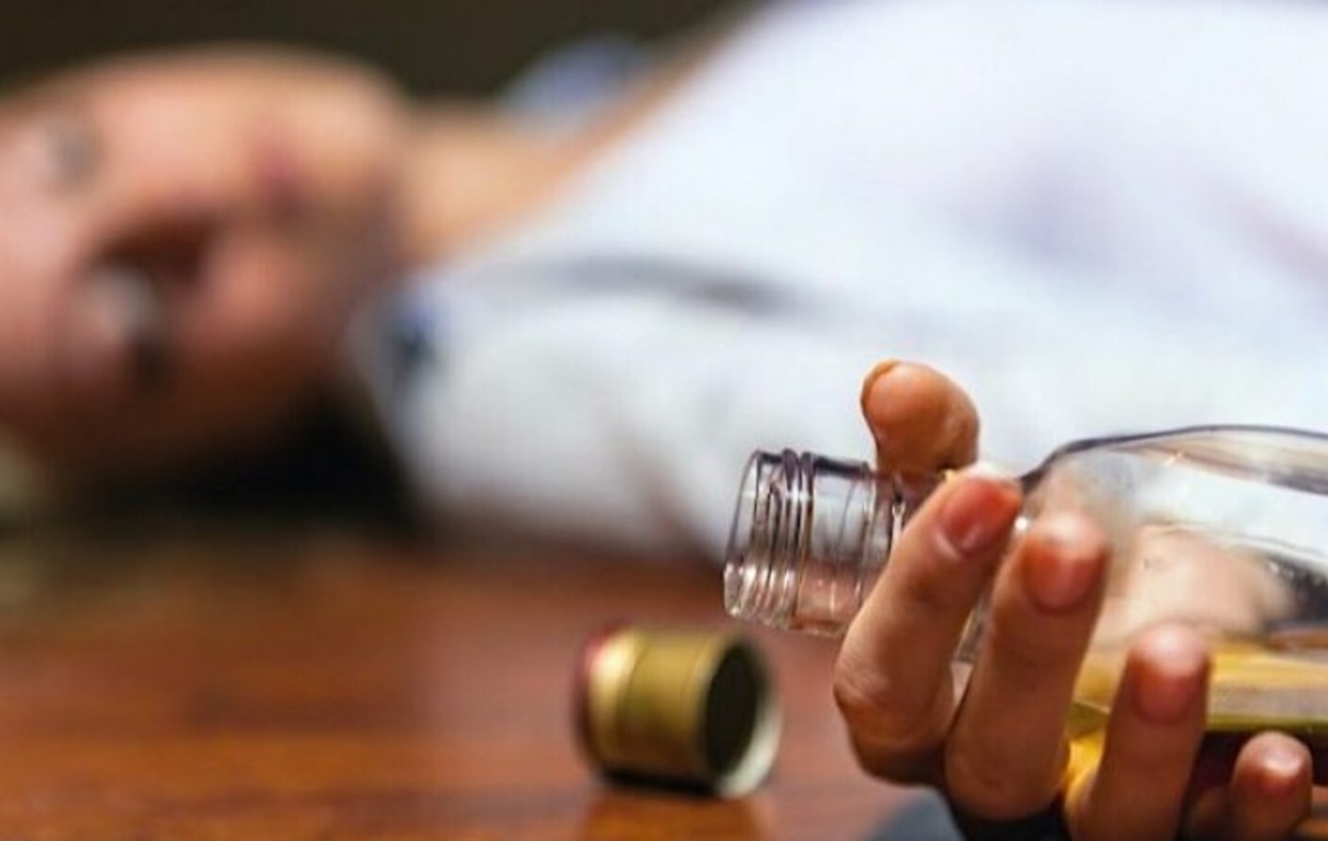 Смертельное застолье: двое жителей Запорожской области отравились алкоголем
