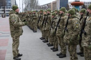 В Запорожье на Майдане Героев военнослужащие территориальной обороны торжественно приняли присягу на верность - ФОТО