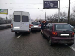 В Запорожье на дамбе произошло тройное ДТП с участием микроавтобуса - ФОТО