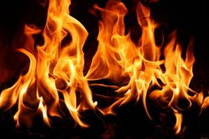 В Хортицком районе Запорожья тушили пожар в квартире девятиэтажки: спасли двух человек