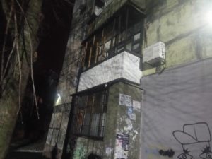 В Запорожье из-за заброшенной на балкон петарды загорелась квартира - ФОТО